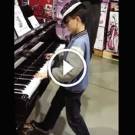 A kisfiú a zongorához lép...az elején mindenki nevet rajta. Aztán mindenkinek leesik az álla... Videó
