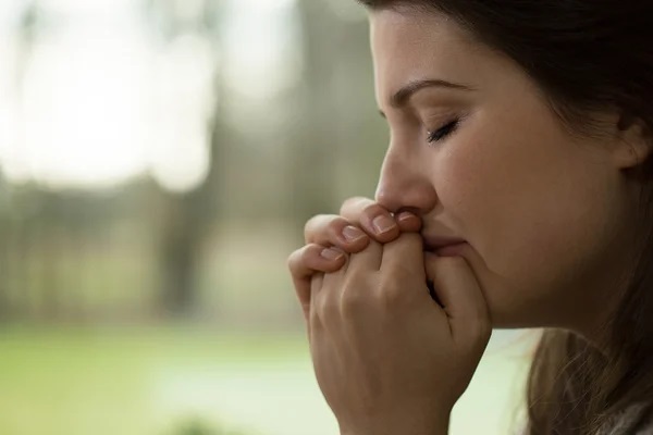 szomoruno depressed young woman crying